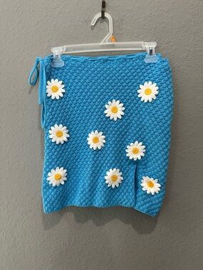 Willow and Wind blue crochet 3D daisy mini skirt Sz M EUC